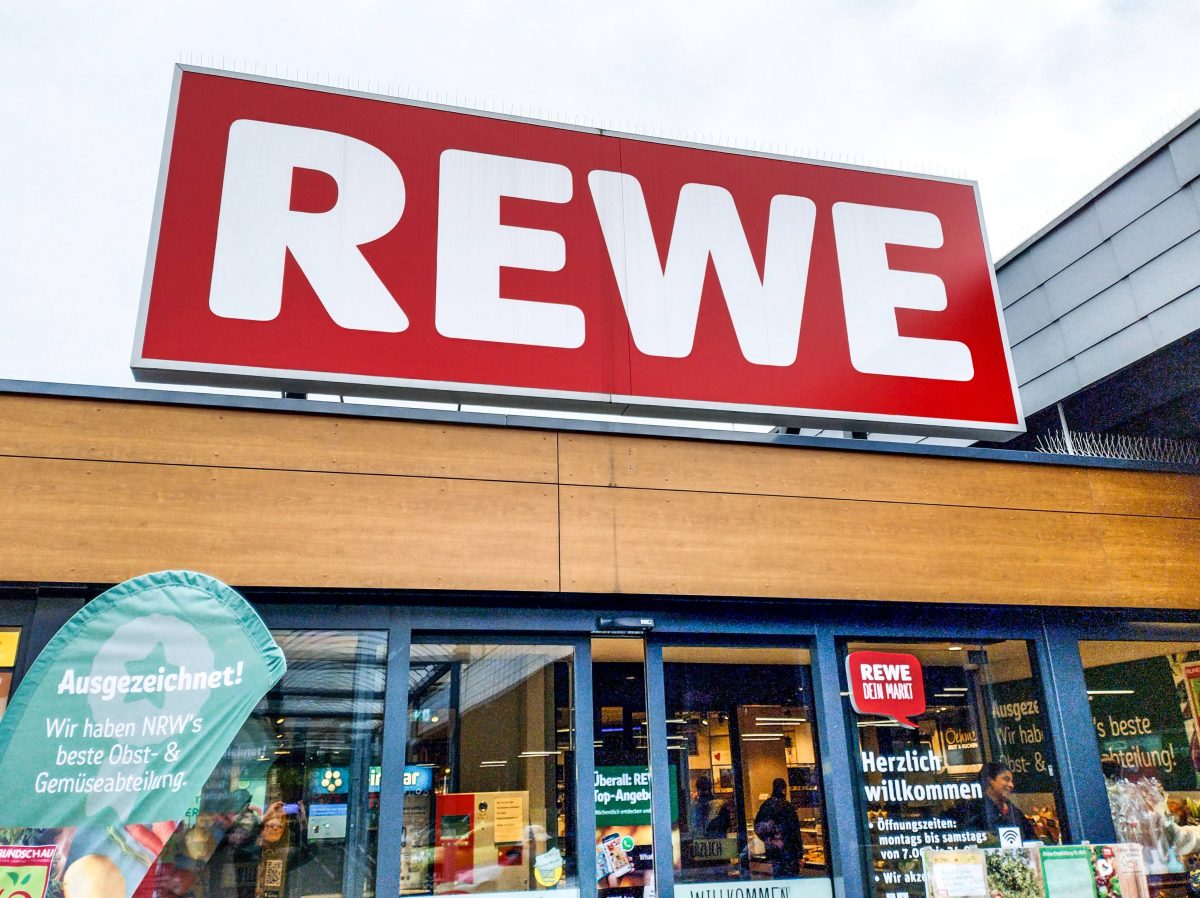 Ein Hausverbot für Schüler in einem Rewe-Markt sorgte für ordentlich Wirbel auf Social Media. So reagiert der Konzern.