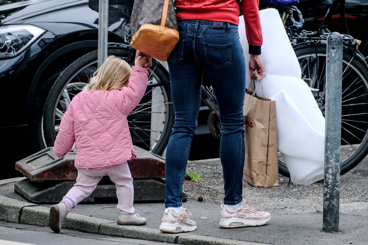 Das Kindergeld wird Familien monatlich ausgezahlt. Dann kommt es im Monat Juni. Achtung: Mittendrin kommt eine Überweisungs-Pause.