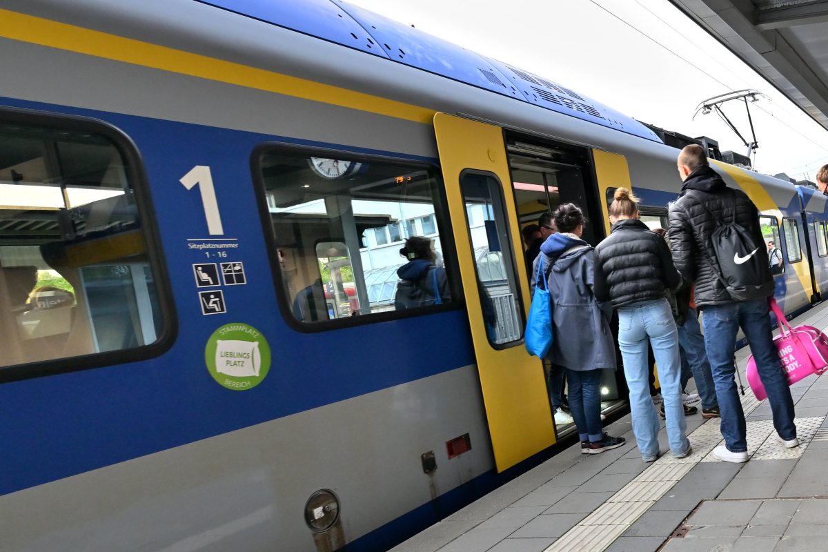 Fahrgäste steigen in eine Bahn ein