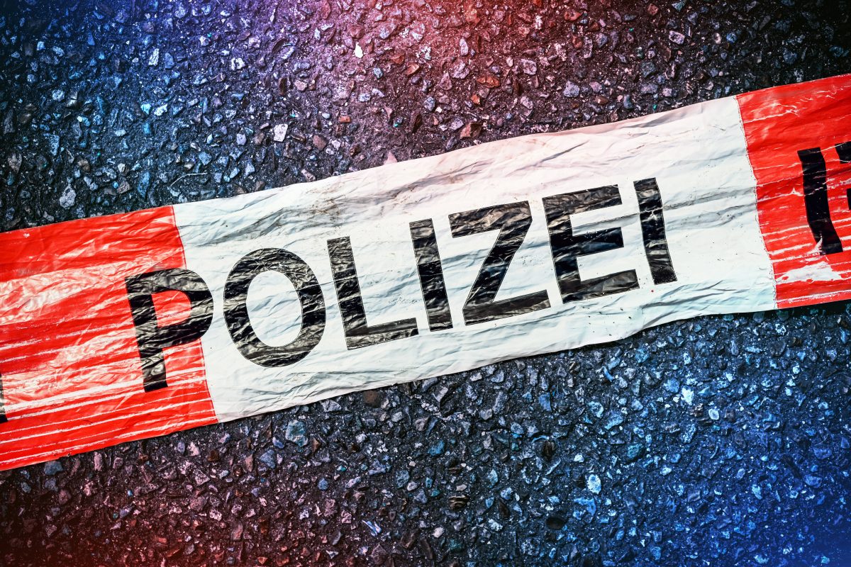 Polizeiabsperrband liegt auf dem Aphalt