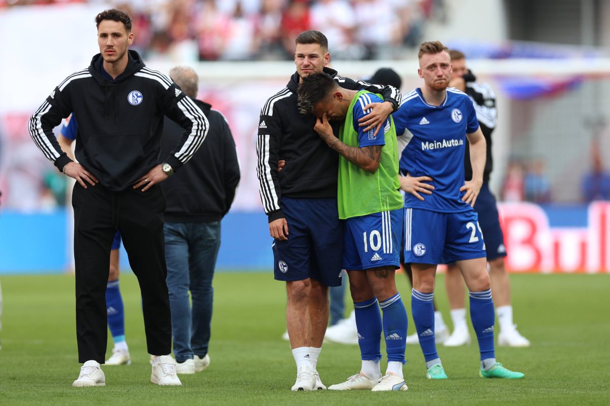 Der FC Schalke 04 trauert nach dem Absturz in die Zweitklassigkeit.