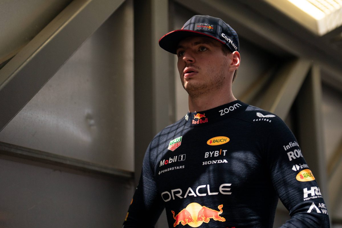 Max Verstappen, Doppelweltmeister der Formel 1, läuft grimmig durch die Boxengasse.