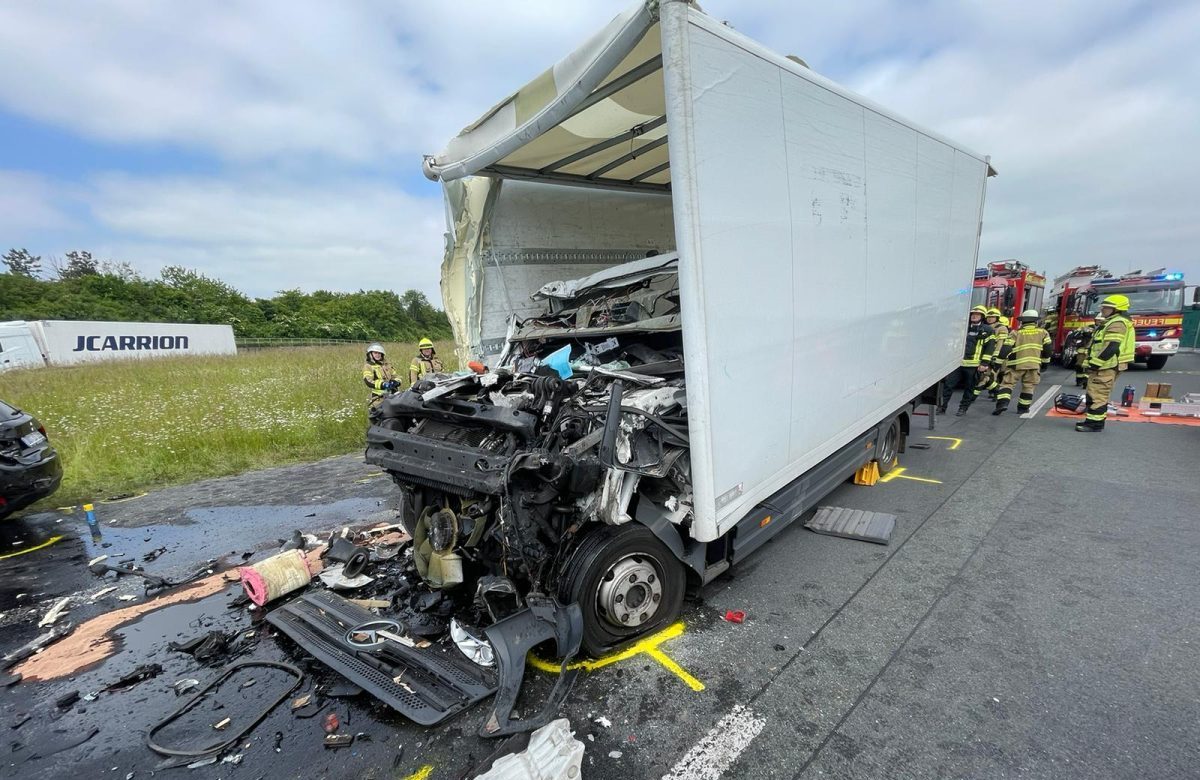 A1 bei Kamen Unfall, beschädigter Lkw