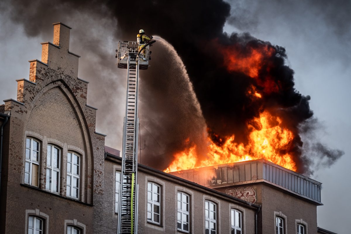 Feuer Krankenhausdach Drehleiter Feuerwehrmann in Duisburg