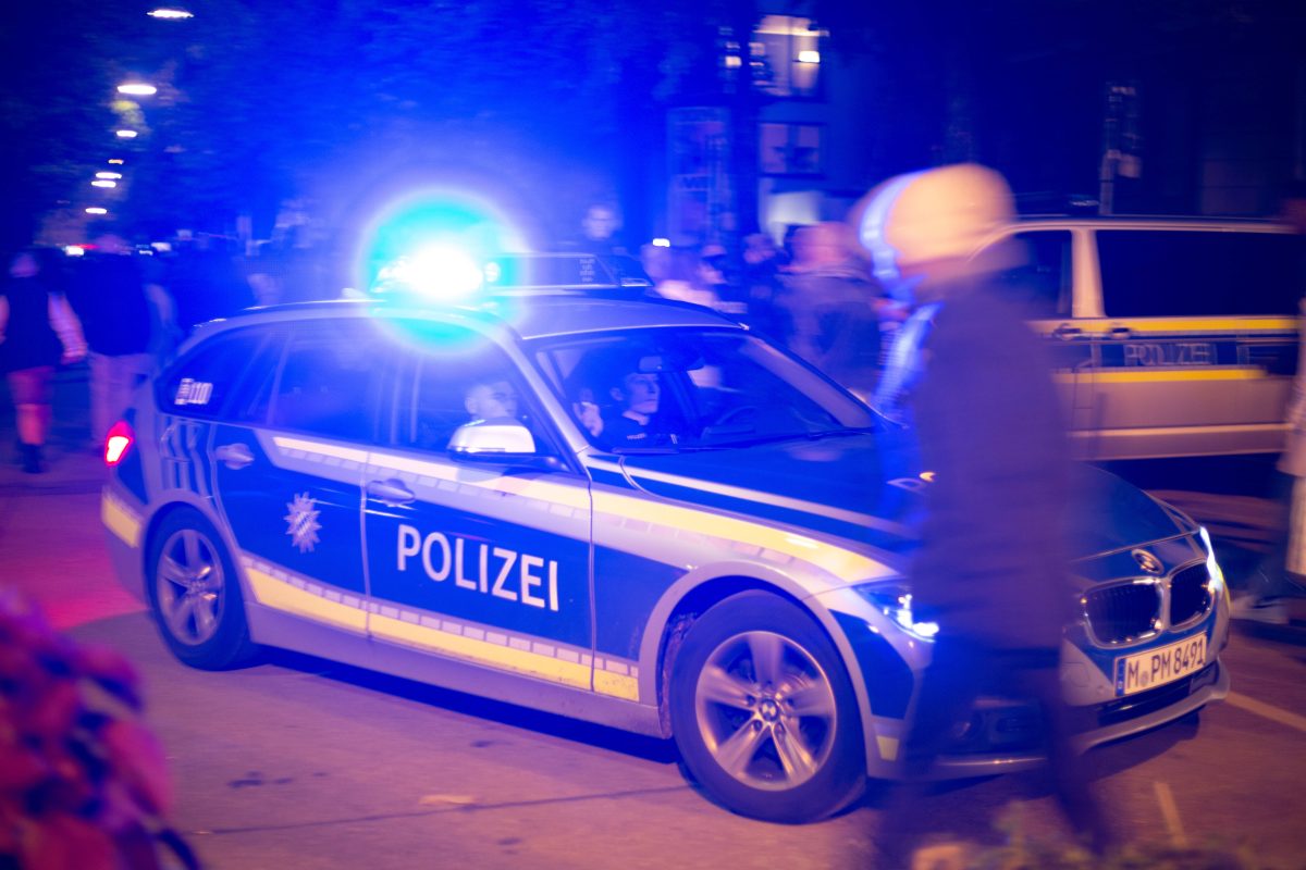 Polizeiautos, Beamte und Fußgänger