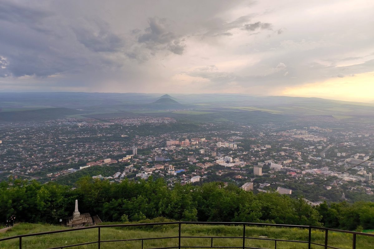 Zusammenbrauender Gewitterhimmel über Stadt