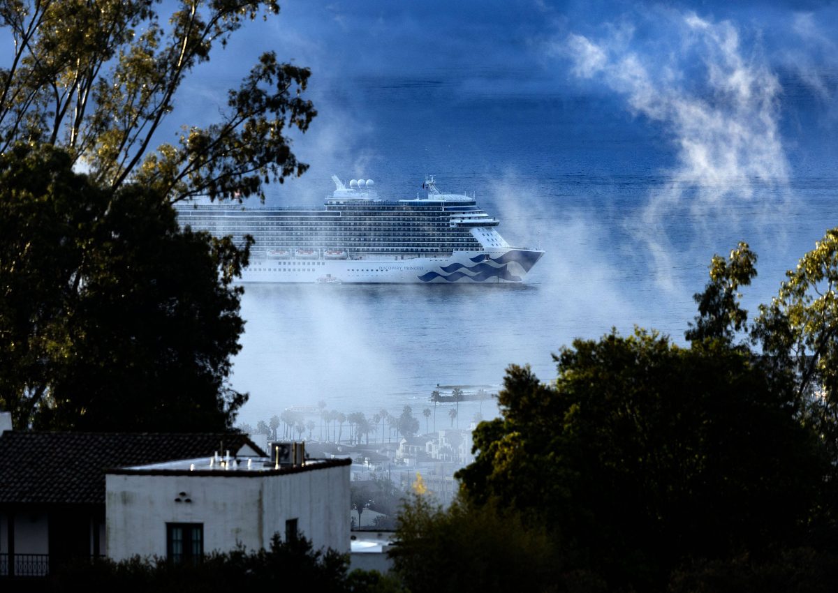 Kreuzfahrt-Schiff gerÃ¤t in heftigen Sturm.