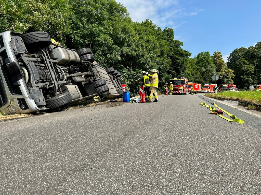 Umgekippter LKW und Feuerwehrleute auf der Auffahrt A2 von der B224 in Gladbeck (Ruhrgebiet)