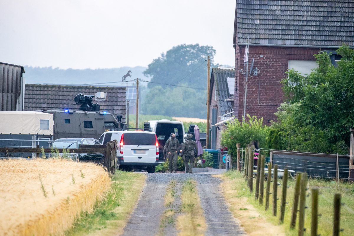 Panzer, SEK-Einsatzkräfte, Pferdegestüt in Rheinberg im Ruhrgebiet, Zufahrtstraße, Einsatzwagen