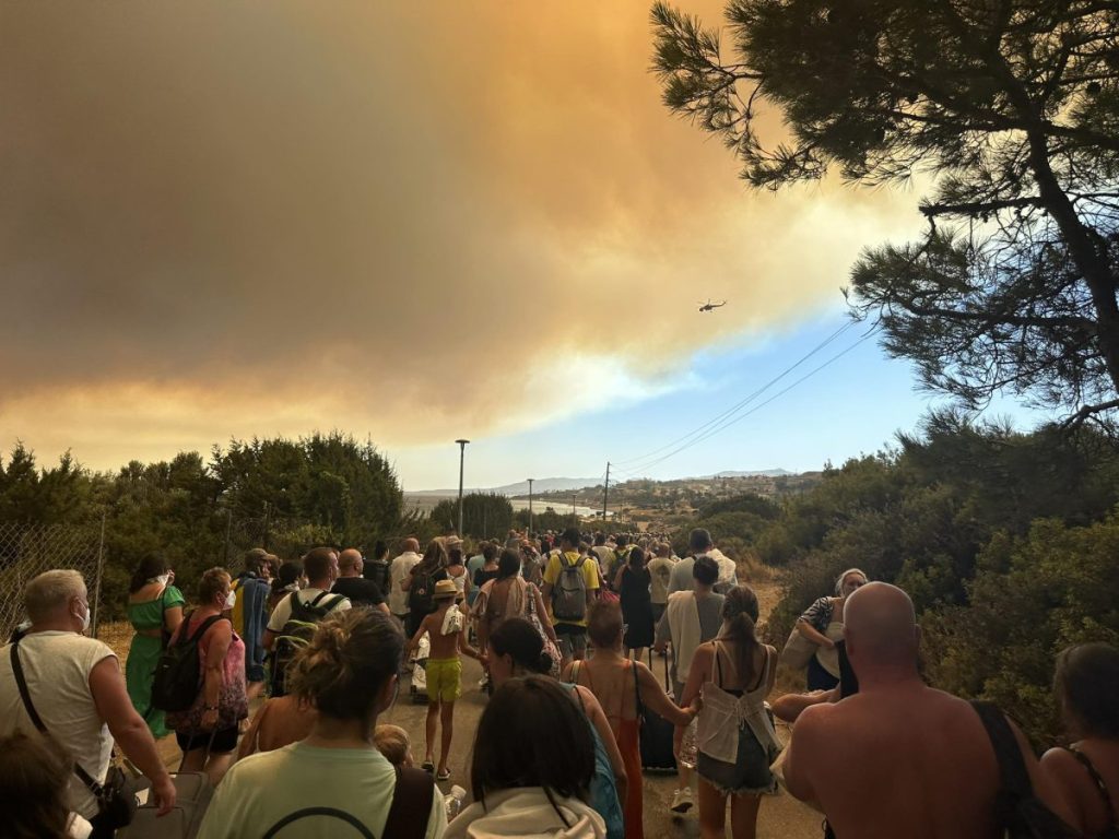 Rhodos: Ein Deutscher und seine Familie fliehen mit anderen Touristen aus der Krisenregion.