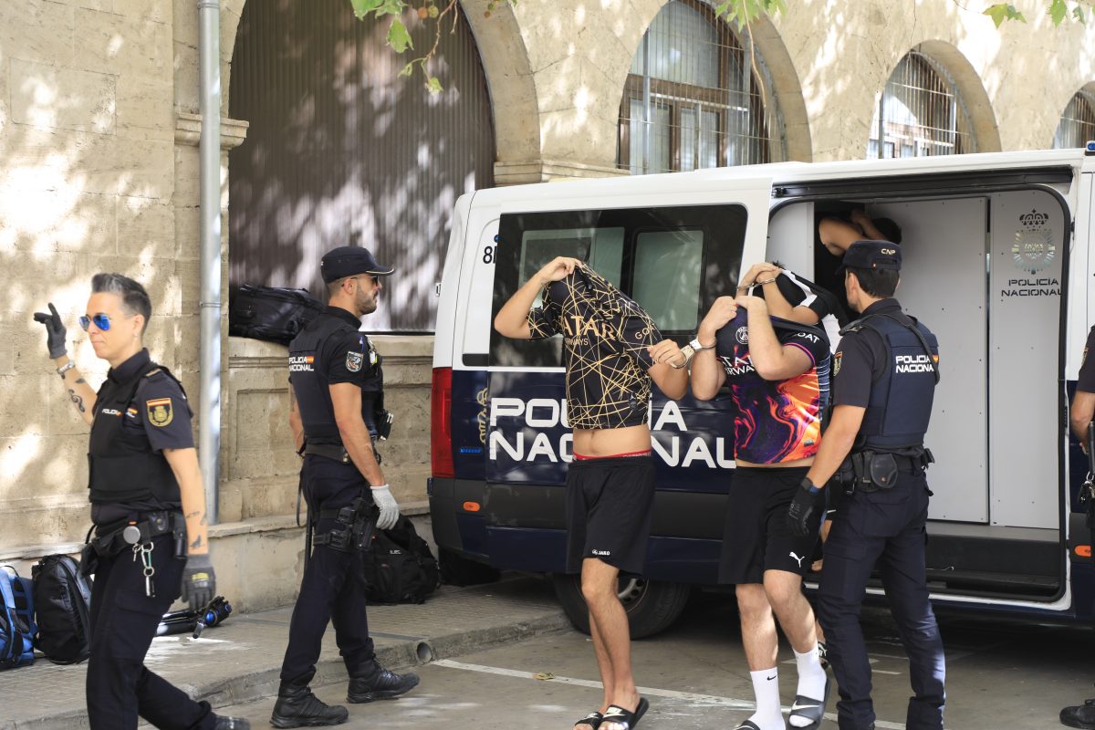 Polizei führt Verdächtige auf Mallorca ab