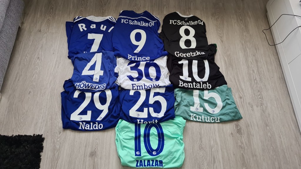 Schalke Trikotsammlung