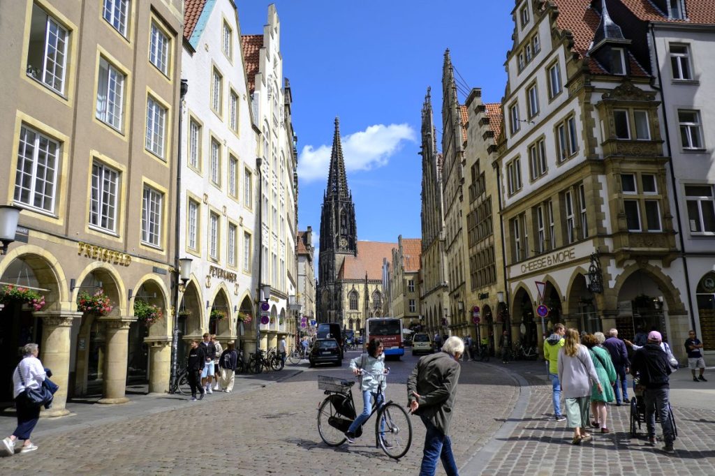 Blick auf den Prinzipalmarkt in Muenster im Sommer