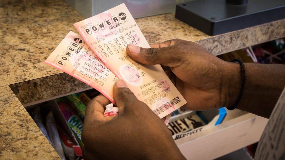 Mann hÃ¤lt Powerball-Lotto-Lose in der Hand