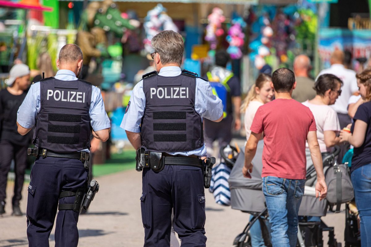 Beecker Kirmes in Duisburg: Jugendliche wird aus Fahrgeschäft geschleudert und kommt ins Krankenhaus.