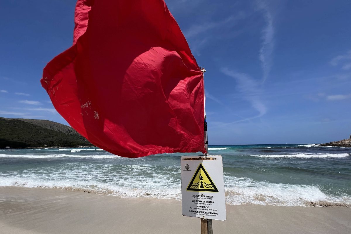 gehisste rote Flagge am Strand von Mallorca