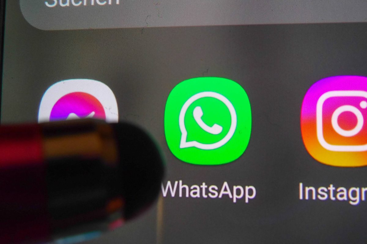 Whatsapp-Symbol und Finger