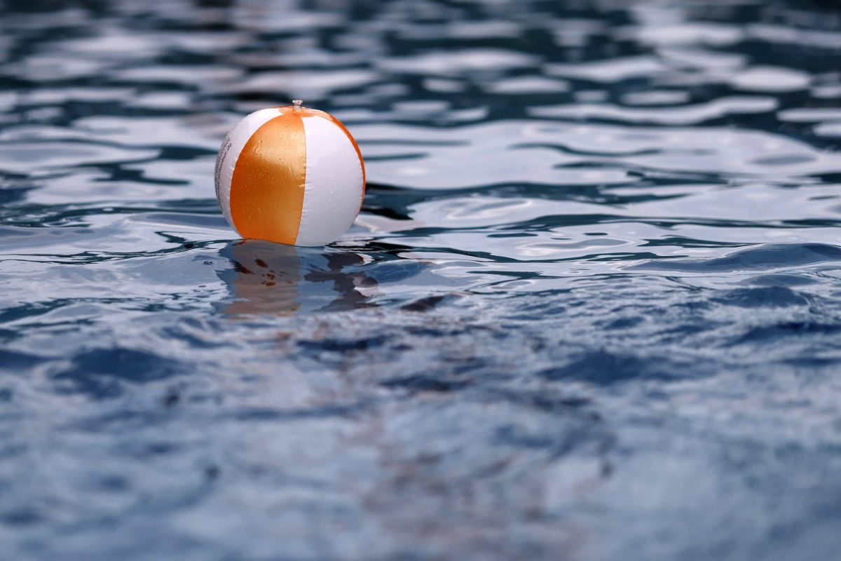 Wasserball auf Schwimmbadbecken-Wasser