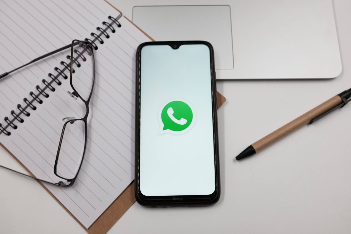 Whatsapp auf dem Handy, Brille, Stift, Notizblock