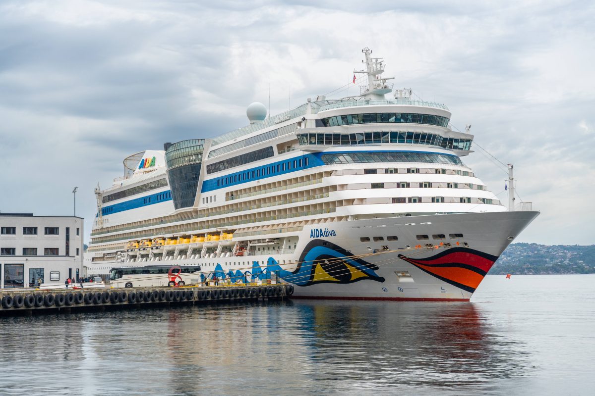 Aida-Kreuzfahrtschiff am Hafen