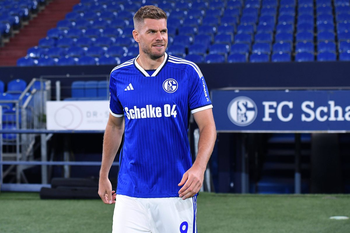 Simon Terodde führt den FC Schalke 04 als Kapitän aufs Feld.