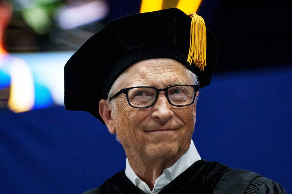 Bill Gates bei einer Abschlussfeier an einer Universität.
