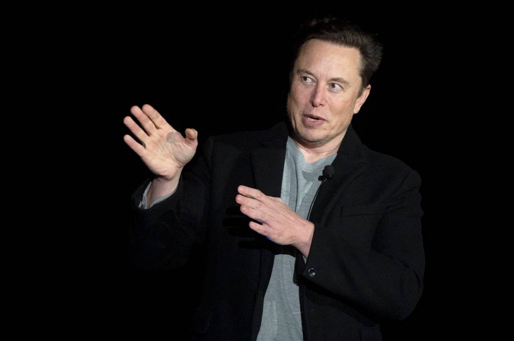 Elon Musk, der reichste Mensch der Welt, spricht bei einem Vortrag.