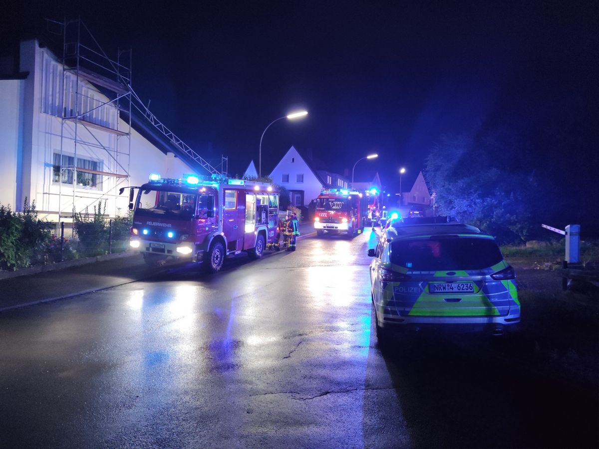 NRW: In der Stadtklinik Hemer kam es zu einem Großaufgebot der Feuerwehr. Grund ist ein Patient der in seinem Zimmer geraucht hat und einen Brand ausgelöst hat.