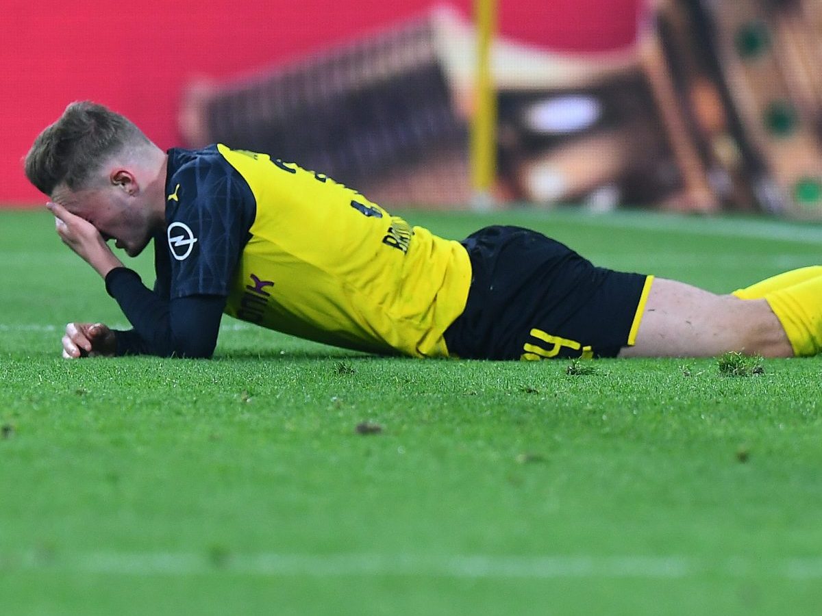 Ein Ex-Juwel von Borussia Dortmund liegt am Boden.