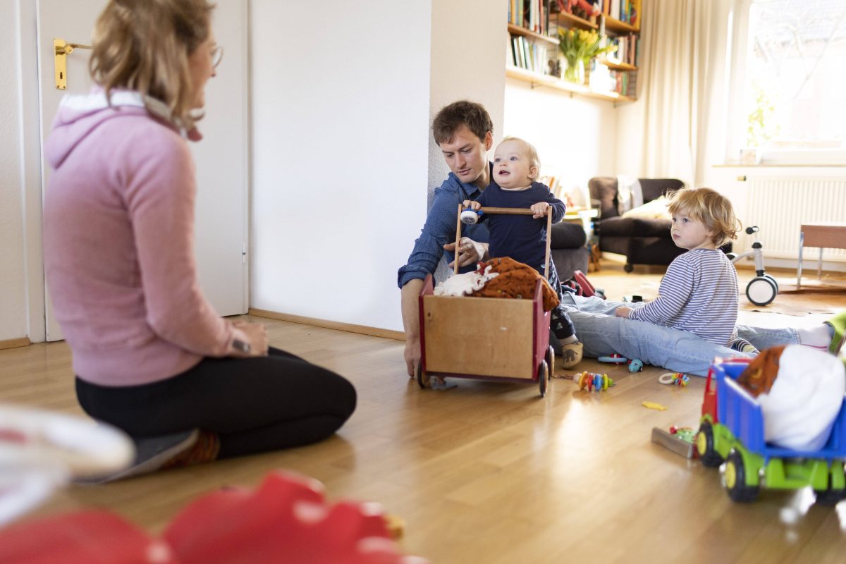 Das Elterngeld soll Familien in der ersten Zeit unterstützen. Der staatliche Zuschuss muss beantragt werden und landet dann auf dem Konto. Aber wann?