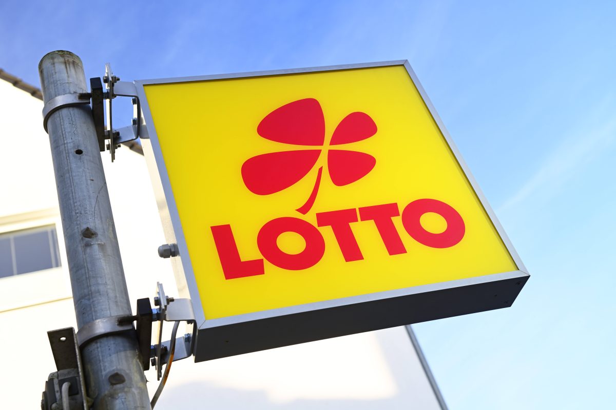 Lotto-Spielerin gewinnt in den USA den Jackpot. Durch Fehler in der Corona-Krise wird ihr das Geld nie Ã¼berwiesen. Dann schlÃ¤gt sie zurÃ¼ck.