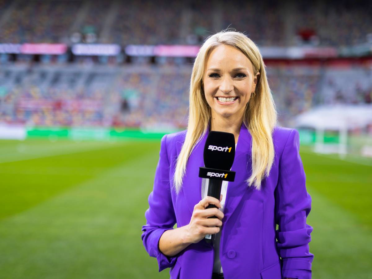 Katharina Kleinfeldt mit Sport1-Mikrofon im Fußball-Stadion.