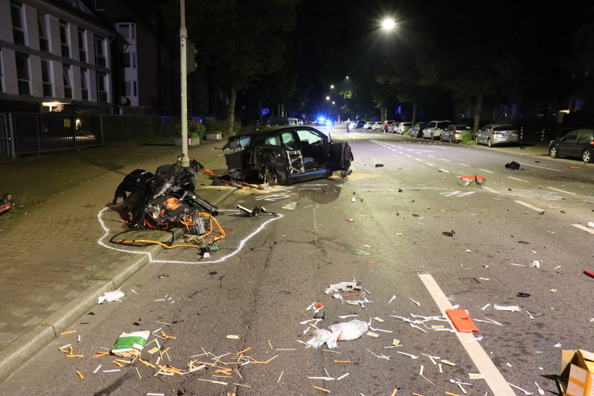 NRW: Spektakulärer Unfall sorgt für Trümmerfeld.