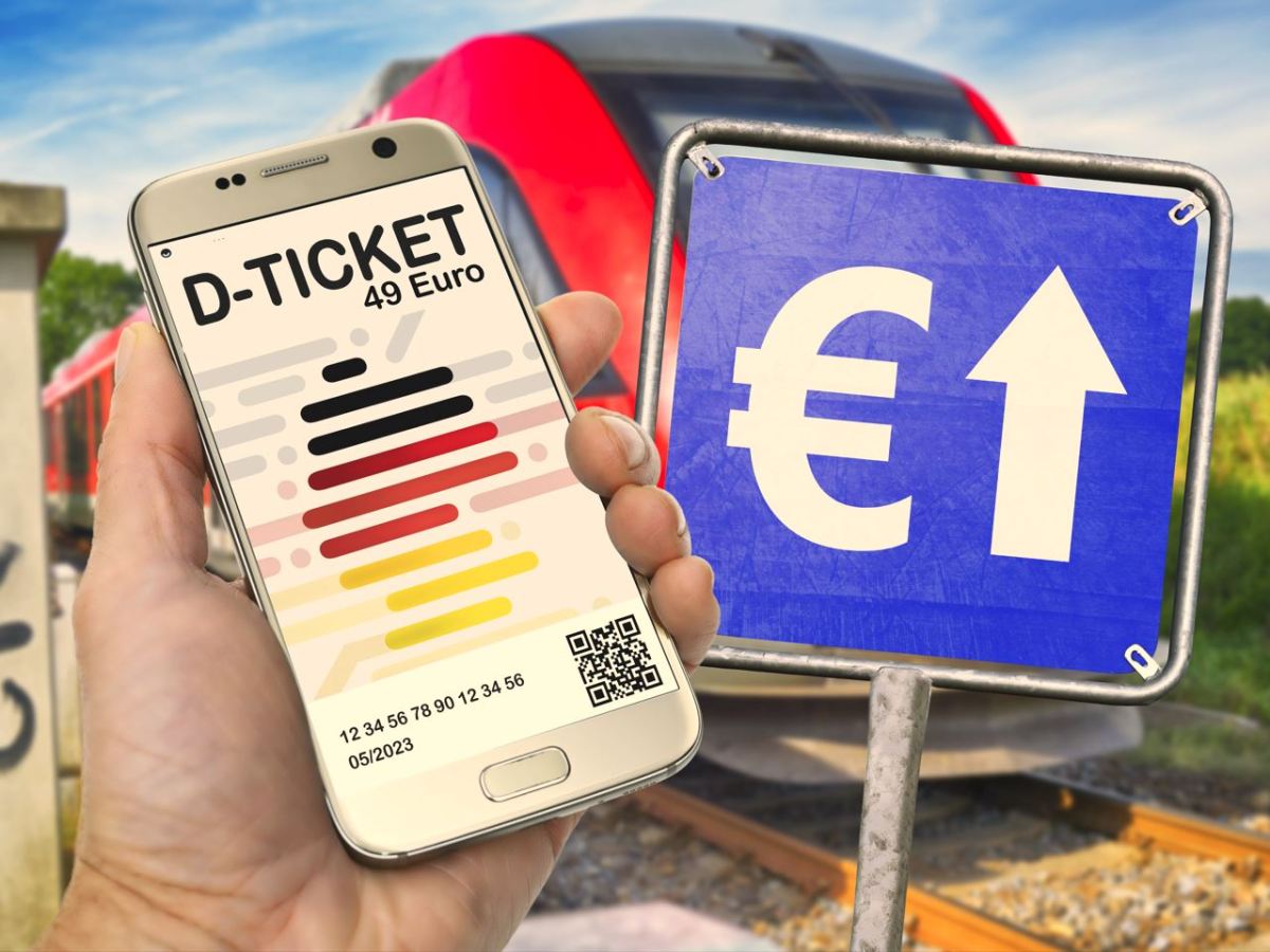 Das Deutschlandticket vor einem Zug der Deutschen Bahn