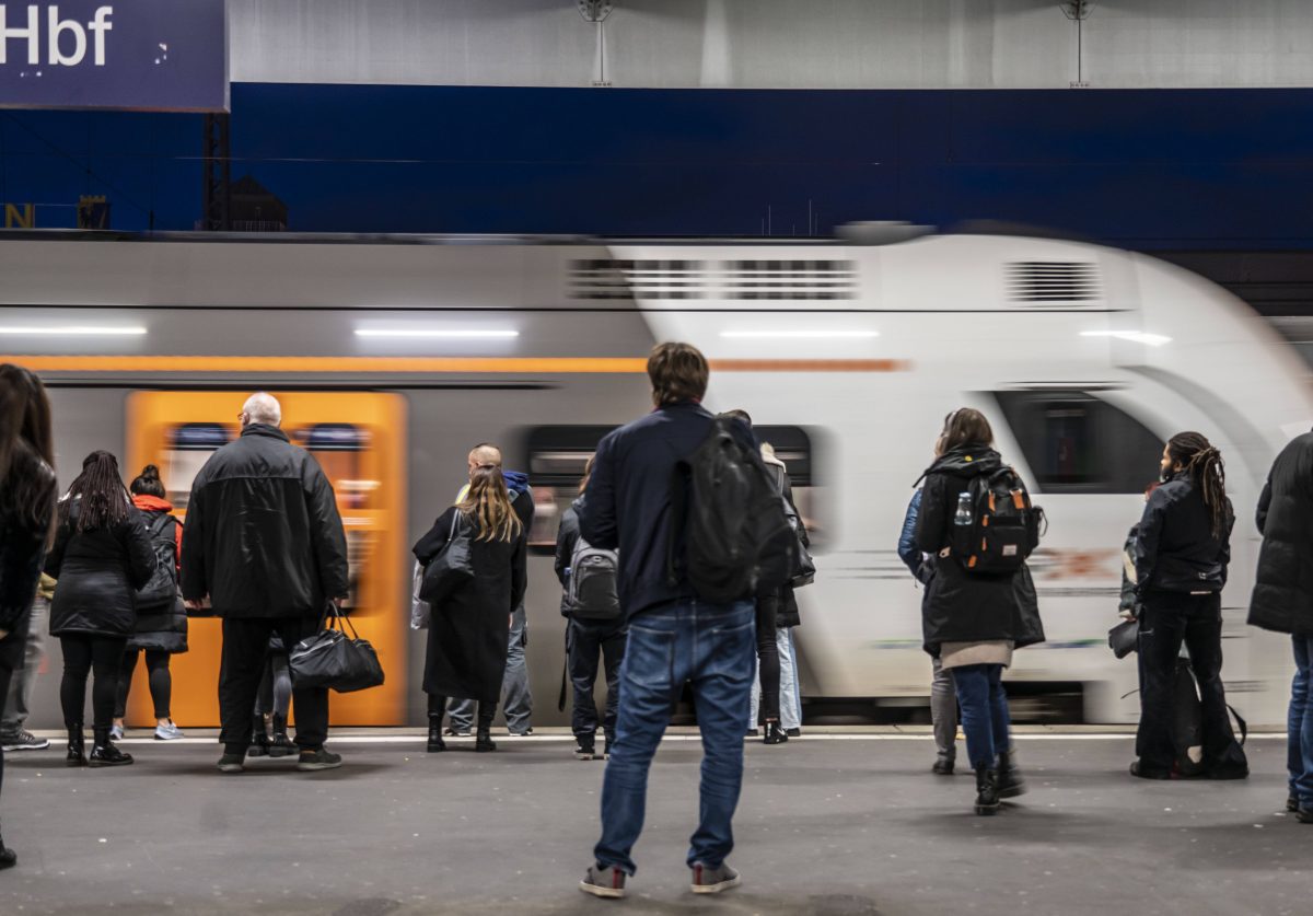 RRX-Bahn fährt am Gleis