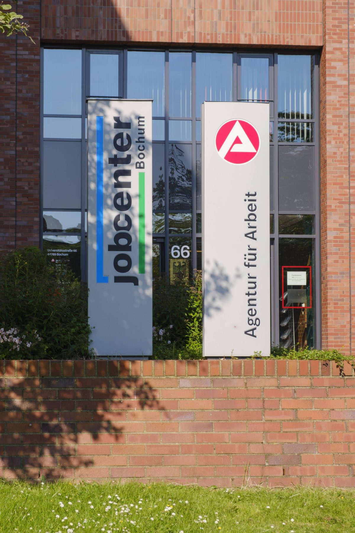 Jobcenter Bochum wird von Ehepaar angeklagt. Dieses bekommen seit Monaten keine Unterstützung.