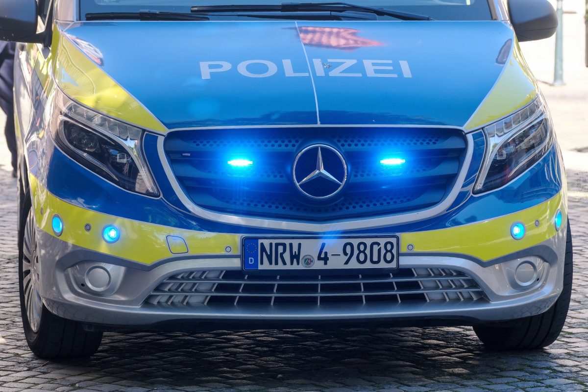 In Dortmund ist ein Spiel zwischen zwei Jugend-Mannschaften eskaliert. Der Gästetrainer verprügelte die Heimtrainer so stark, dass Polizei und Rettungsdienst kommen mussten.