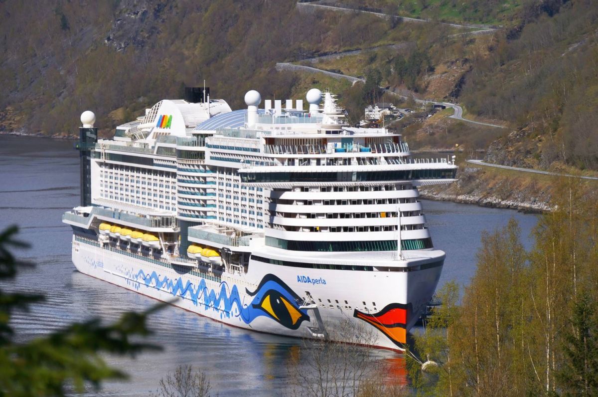 Das Kreuzfahrtschiff AIDAperla fährt durch den Geirangerfjord in Norwegen.