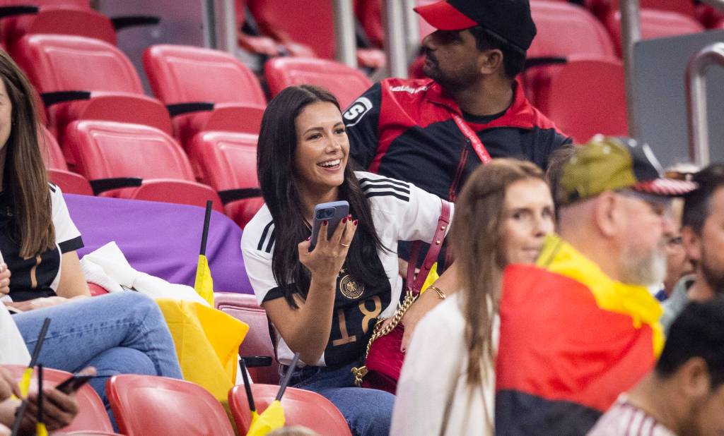 Laura Winter sitzt während eines Spiels der Fußball-WM 2022 in Katar im Stadion.