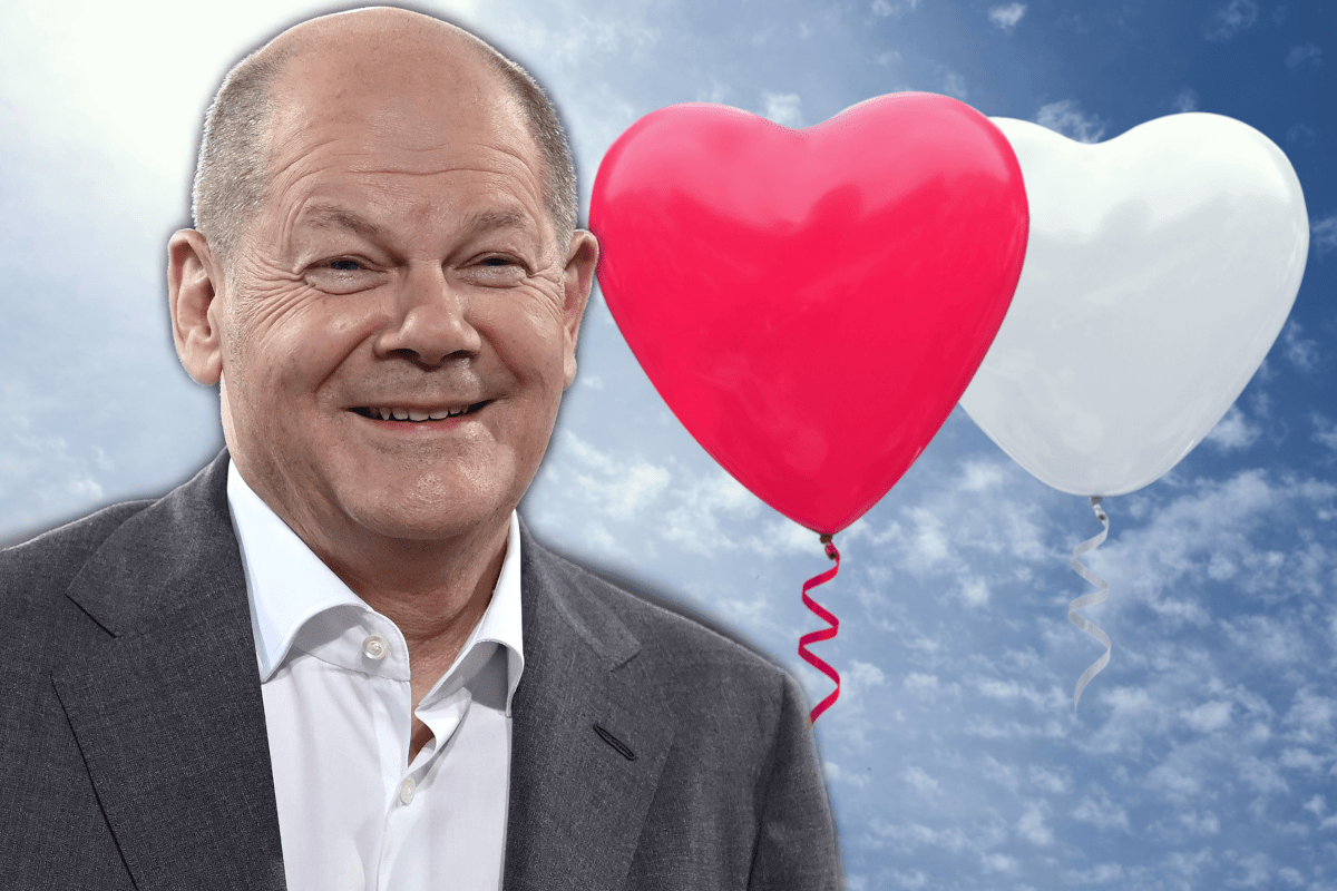 Kanzler Olaf Scholz gratuliert einem Hochzeitspaar.