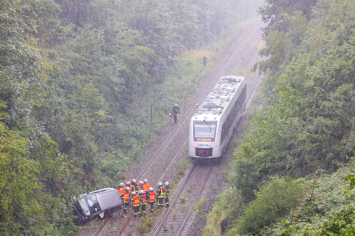 Rentner knallt mit seinem SUV über einen Abhang auf S-Bahn-Gleise.