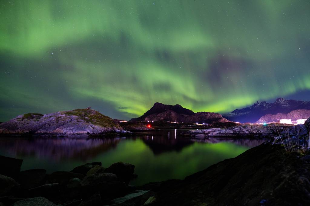 Die Polarlichter in der Landschaft Norwegens.