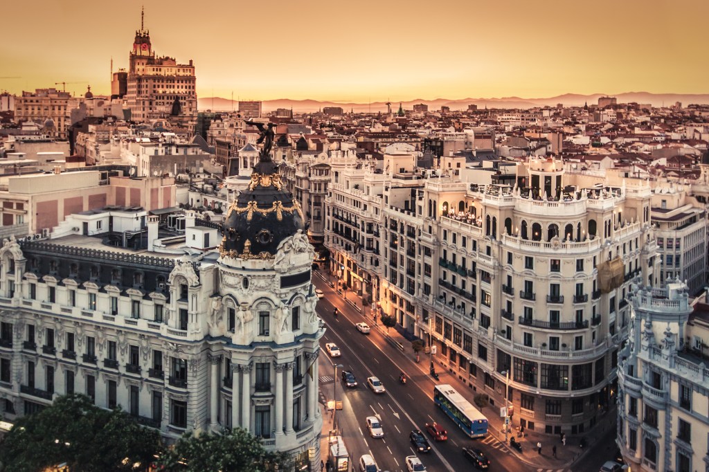 Die Gran Via in Madrid bei Sonnenuntergang.