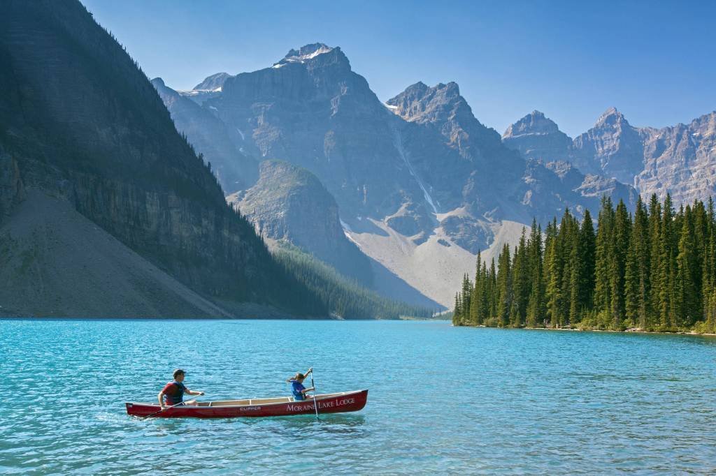 Ein Kanu auf dem Moraine See in Kanada.