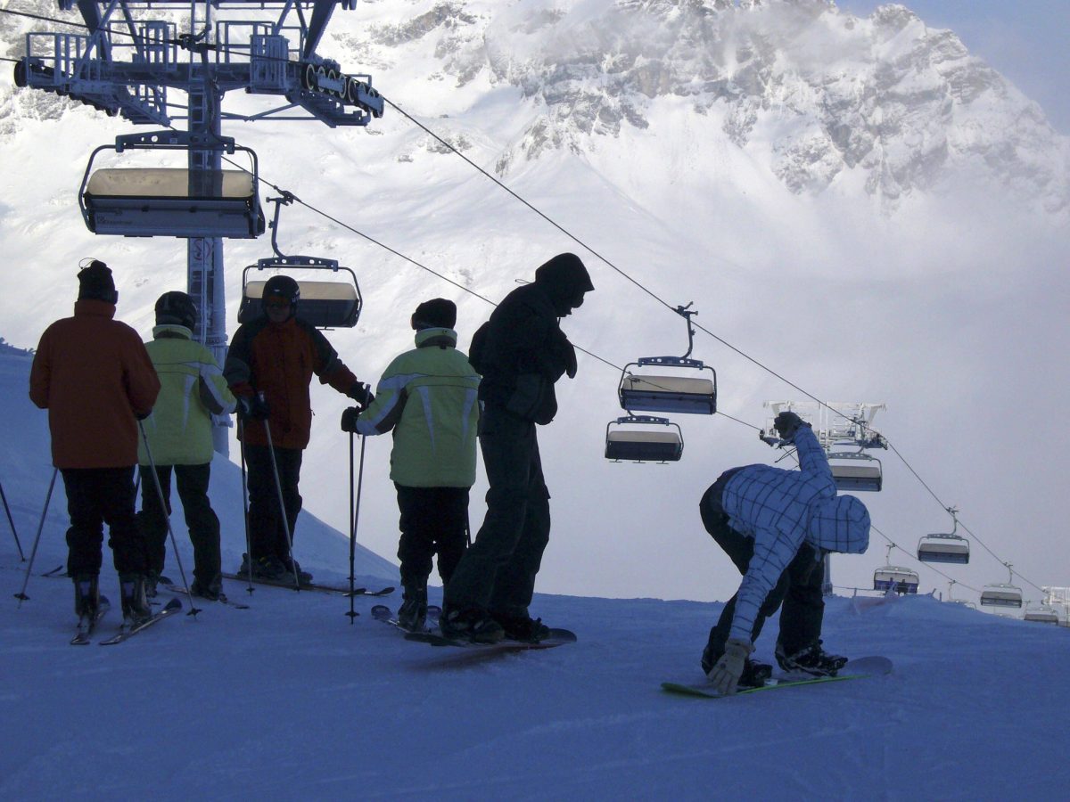 Ski-Fahrer und -Lift am Arlberg, Österreich