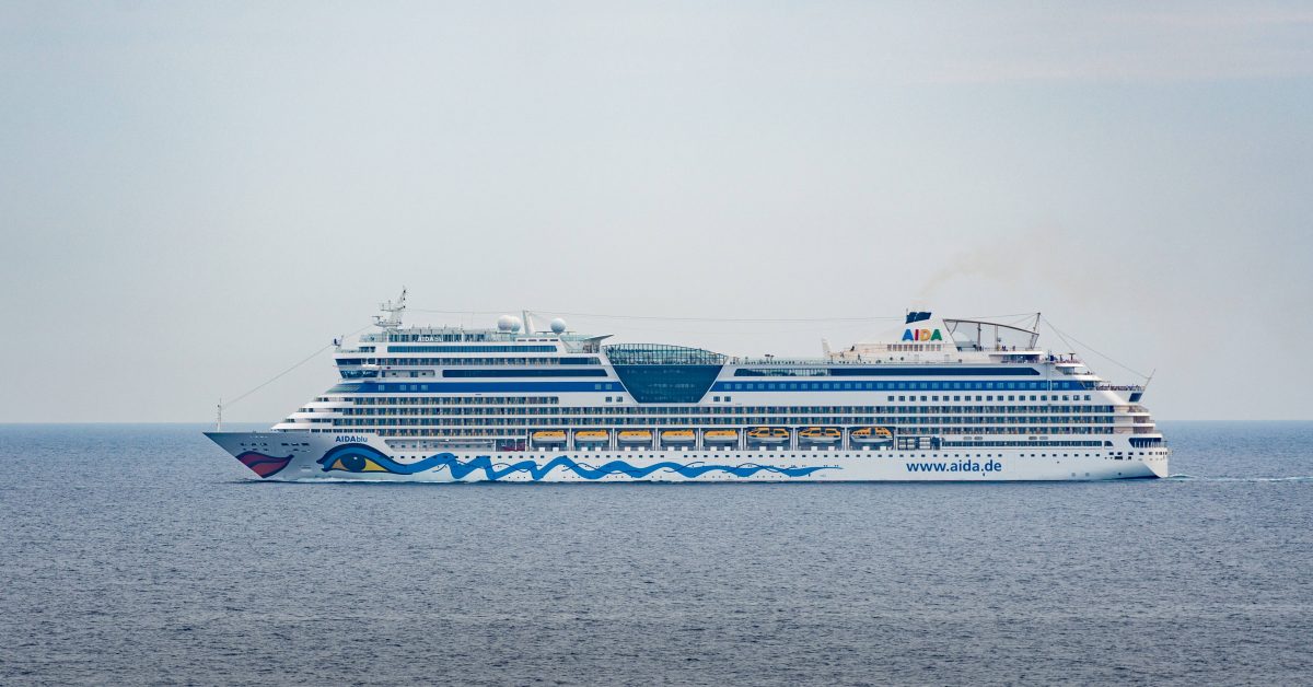 Das Kreuzfahrschiff Aida Blu wurde auf hoher See darum gebeten, einem FlÃ¼chtlingsboot zu helfen.