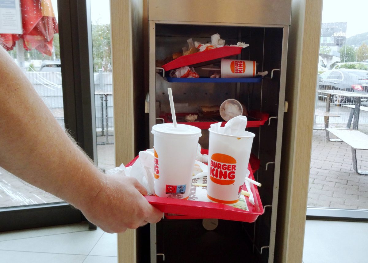 Kunde bei Burger King packt Reste ins Tablet-Regal