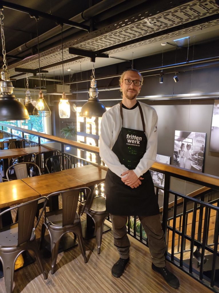 Frittenwerks Foodmanager Thomas Herzlieb in der Filiale im Centro Oberhausen.