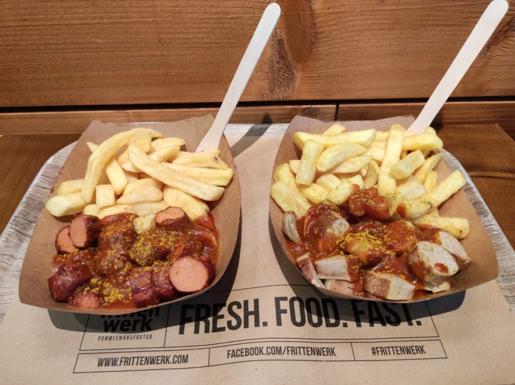 Vegane Currywurst (links) und klassische Currywurst (rechts) im Vergleich.