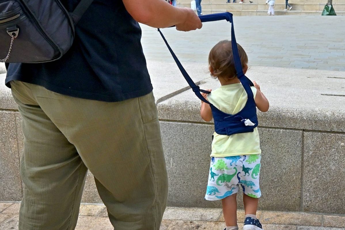 Einer Tagesmutter soll die zu betreuenden Kinder an einer Leine ausgeführt haben. Jetzt hat die Stadt Konsequenzen gezogen.